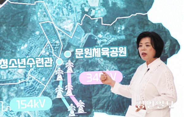 신계용 과천시장이 2024년 6월 27일 ‘민선8기 취임 2주년 기자회견’에서 청계산 송천탑 10기 중 6기를 우선적으로 철거하겠다는 계획을 발표하고 있다. 2024.6.27. 과천/박상일기자 metro@kyeongin.com
