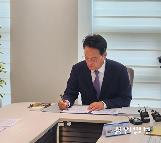 1일 경기도교육청 남부청사에서 안민석 경기도교육감이 ‘폰 프리 스쿨 추진 계획(안)’을  결재하고 있다. 2026.7.1 /김형욱기자 uk@kyeongin.com
