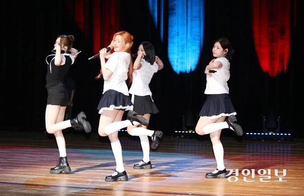 지난달 30일 경기 하남문화예술회관에서 열린 ‘민선 9기 출범 기념 시민축제’에서 하남시 홍보대사인 걸그룹 ‘FIFTY FIFTY(피프티피프티)’가 공연을 펼치고 있다. 2026.6.30 하남/문성호기자 moon23@kyeongin.com
