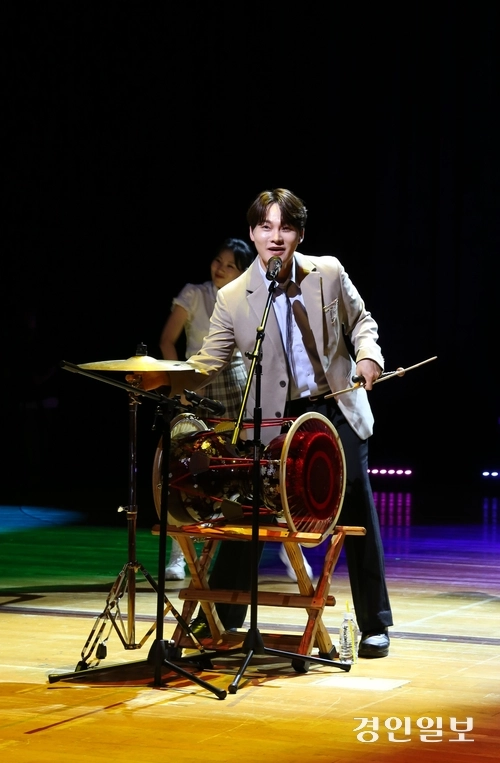 지난달 30일 경기 하남문화예술회관에서 열린 ‘민선 9기 출범 기념 시민축제’에서 ‘장구의 신’ 박서진이 신나는 공연을 펼치고 있다. 2026.6.30 하남/문성호기자 moon23@kyeongin.com
