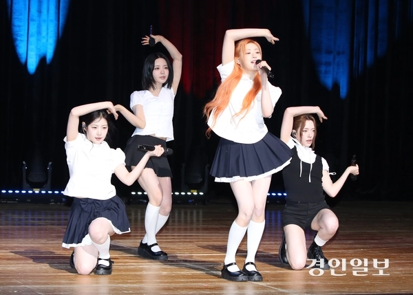 지난달 30일 경기 하남문화예술회관에서 열린 ‘민선 9기 출범 기념 시민축제’에서 하남시 홍보대사인 걸그룹 ‘FIFTY FIFTY(피프티피프티)’가 공연을 펼치고 있다. 2026.6.30 하남/문성호기자 moon23@kyeongin.com