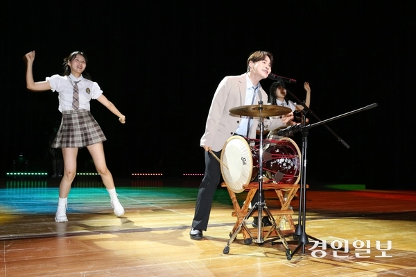 지난달 30일 경기 하남문화예술회관에서 열린 ‘민선 9기 출범 기념 시민축제’에서 ‘장구의 신’ 박서진이 신나는 공연을 펼치고 있다. 2026.6.30 하남/문성호기자 moon23@kyeongin.com