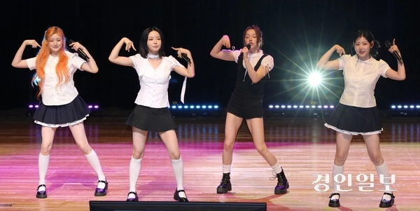 지난달 30일 경기 하남문화예술회관에서 열린 ‘민선 9기 출범 기념 시민축제’에서 하남시 홍보대사인 걸그룹 ‘FIFTY FIFTY(피프티피프티)’가 공연을 펼치고 있다. 2026.6.30 하남/문성호기자 moon23@kyeongin.com