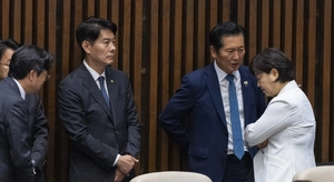 한밤 민주당 주도로 상임위원장 선출…국힘 거센 반발