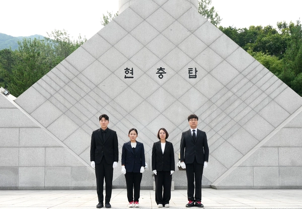 제10대 하남시의회 임기가 시작된 1일 더불어민주당과 국민의힘 소속 의원들이 의장단 구성을 놓고 파열음을 내고 있다. 이날 국민의힘 시의원들만 충혼탑에 헌화를 하고 있다. 2026.7.1 /하남시의회 제공