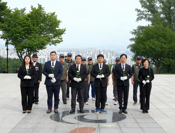 제10대 하남시의회 임기가 시작된 1일 더불어민주당과 국민의힘 소속 의원들이 의장단 구성을 놓고 파열음을 내고 있다. 이날 민주당 시의원들만 충혼탑에 헌화를 하고 있다. 2026.7.1 /하남시의회 제공