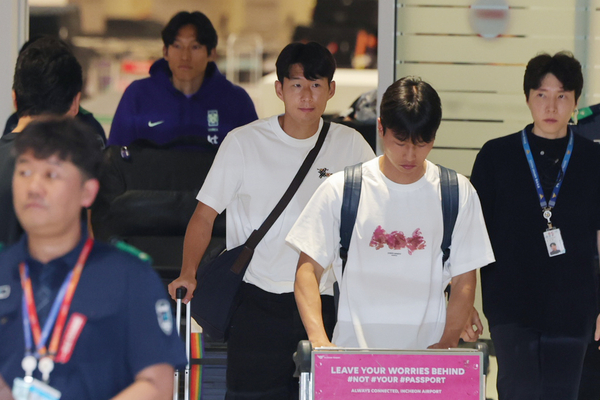 2026 북중미 월드컵을 마친 한국 축구대표팀 손흥민, 엄지성, 김승규가 1일 인천국제공항 제2여객터미널을 통해 귀국하고 있다. 2026.7.1 /연합뉴스