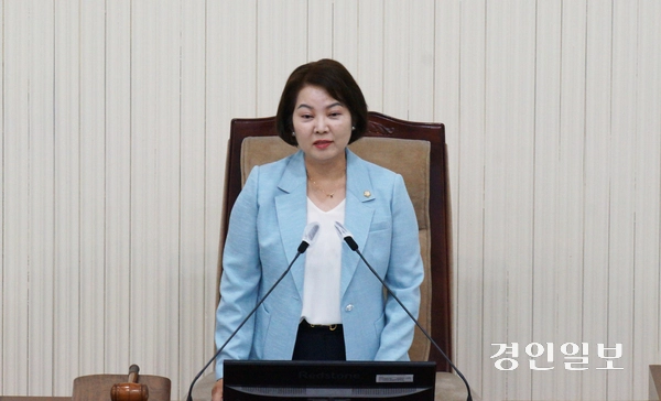 1일 진행된 과천시의회 제299회 임시회 제1차 본회의에서 10대 전반기 의장에 선출된 황선희 의원이 의장석에 올라 취임 소감을 밝히고 있다. 2026.7.1.  과천/박상일기자 metro@kyeongin.com