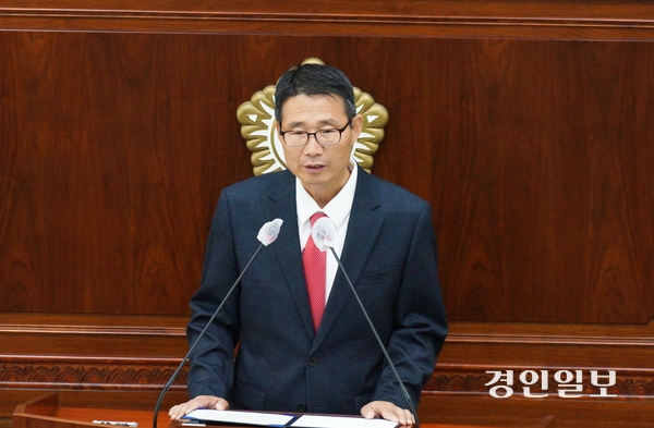 1일 오후 과천시의회 본회의장에서 진행된 제10대 과천시의회 개원식에서 김동진 부의장이 의원윤리강령을 낭독하고 있다. 2026.7.1.  과천/박상일기자 metro@kyeongin.com