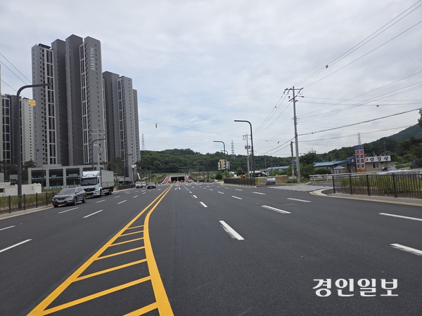 이천시 증일동 주민들이 기존과 달리 도로 확장 후 소하천 교량을 건너 도로에 진입한 뒤 우회전과 유턴을 해야만 시내로 진입할 수 있어 불편을 호소하고 있다. 2026.6.30 이천/서인범기자 sib@kyeongin.com