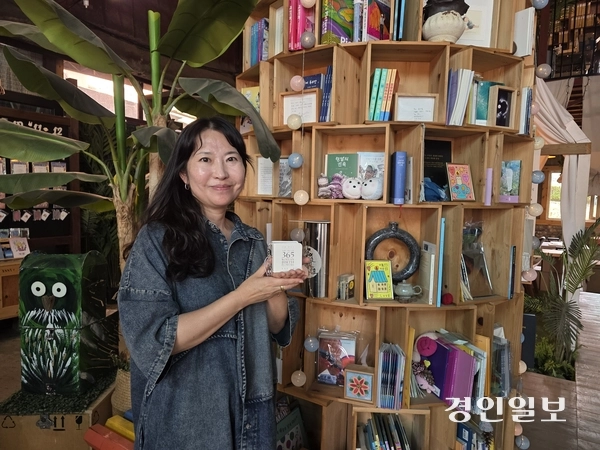 365북스의 최성욱 책방지기가 책방에 대해 소개하고 있다. 2026.7.2 /구민주기자 kumj@kyeongin.com