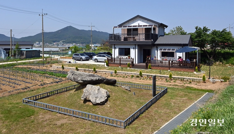주택과 밭 옆으로 자리잡고 있는 강화도 하점면 천곡 고인돌의 모습. 2026.7.2 /김용국기자 yong@kyeongin.com