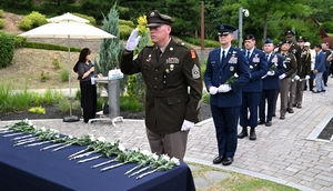 [포토] 76주년 유엔군 초전기념 오산 죽미령 평화공원 헌화