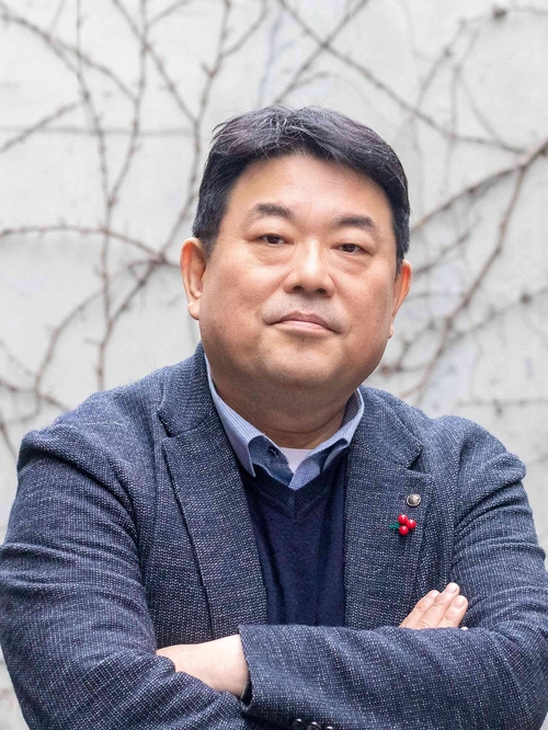 책 ‘일상 질문 사전’ 을 쓴 전성원 황해문화 편집장.