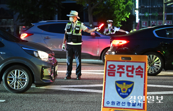 본격적인 여름 휴가철을 앞둔 가운데 2일 수원시청 앞 도로에서 경기남부청 교통경찰관들이 음주운전 단속을 실시하고 있다. 2026.7.2 /최은성기자 ces7198@kyeongin.com