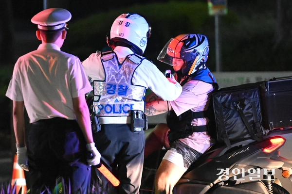 본격적인 여름 휴가철을 앞둔 가운데 2일 수원시청 앞 도로에서 경기남부청 교통경찰관들이 음주운전 단속을 실시하고 있다. 2026.7.2 /최은성기자 ces7198@kyeongin.com