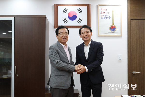 남양주시가 수년 동안 갈등을 빚어왔던 수석대교와 중부연결 고속도로를 하남시와 남양주시의 공동현안으로 소개하면서 상생협력 방안을 논의했다고 일방적으로 발표해 하남시가 반발하고 있다. 사진은 3일 상견례를 하고 있는 이현재(사진 왼쪽) 하남시장과 최현덕 남양주시장. 2026.7.3 /남양주시 제공