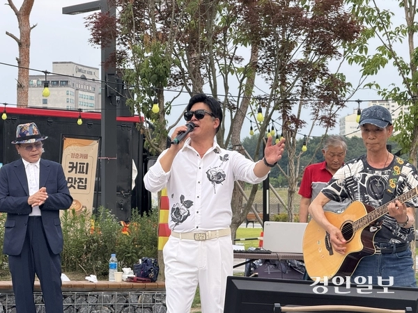 지난 3일 여주 남한강 출렁다리 인근에서 열린 ‘한여름밤의 버스킹’에서 지역 가수 황준 씨가 기타 반주에 맞춰 열창하고 있다. 2026.7.3 여주/양동민기자 coa007@kyeongin.com