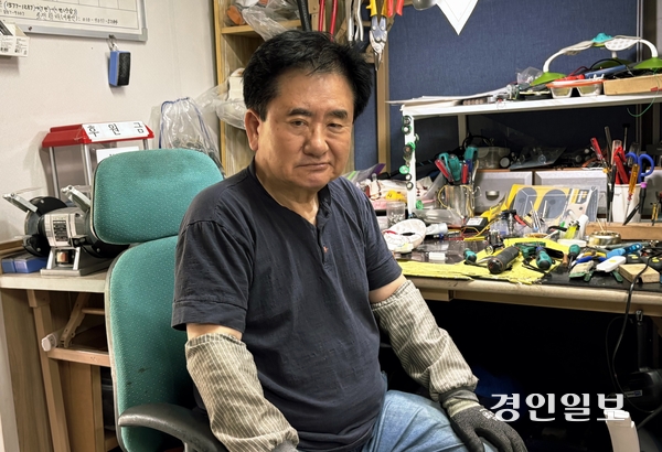 인천 미추홀구 용현동의 장난감 수리연구소 ‘뚝딱장난감’ 하국환 연구원은 “아이들이 하루빨리 장난감을 받길 두 손 모아 기다리고 있을 것을 생각하면 쉴 수가 없다”고 말했다. 2026.7.2 /정선아기자 sun@kyeongin.com