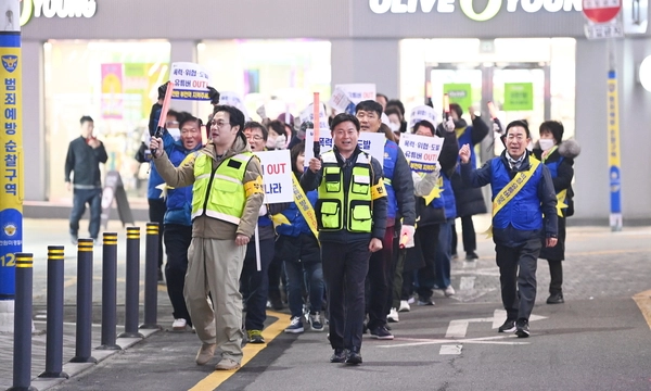 지난해 11월25일 부천역 일대에서 조용익 부천시장과 바르게살기운동부천시협의회 회원들이 ‘막장 유튜버 OUT’ 가두 캠페인을 벌였다. 부천시는 시민단체와의 협력, 광장 구조 개선, 제도 보완 추진 등 종합적인 대책을 통해 막장 유튜버 관련 112 신고와 민원을 큰 폭으로 줄이면서 전국적 이목을 끌었다. /부천시 제공