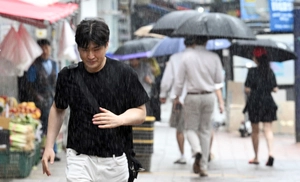 [포토] “아 맞다 우산!”