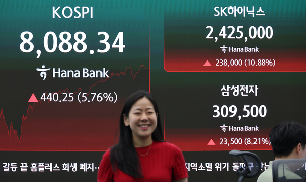 코스피가 8,000선을 회복한 3일 서울 중구 하나은행 딜링룸 현황판에 코스피 및 SK하이닉스, 삼성전자 종가가 표시돼있다. 이날 코스피는 전장보다 440.25포인트(5.76%) 오른 8,088.34, 코스닥지수도 전장보다 1.69포인트(0.19%) 상승한 868.41에 장을 마쳤다. 2026.7.3 /연합뉴스