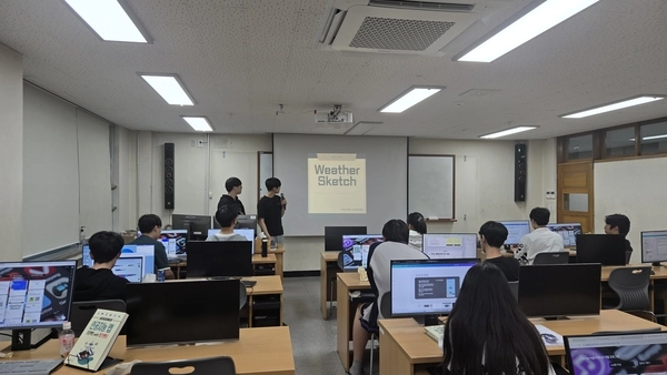 시흥 정왕고등학교는 다양한 프로젝트 활동 체험도 지원하고 있다. 사진은 교육받은 내용을 발표하고 있는 학생들. /정왕고 제공