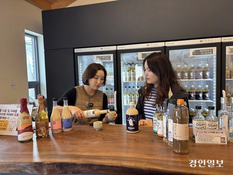 오서윤 오산양조 양조기술이사(사진 왼쪽)가 오산양조의 대표제품을 설명하고 있다. /신현정 기자 god@kyeongin.com