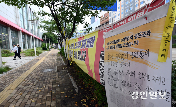 5일 수원시 권선구 호매실동 홈플러스 서수원점 앞에 노동자들이 손글씨로 적은 “홈플러스 2만여명의 직원들이 하나둘 떠나고 있습니다”라는 호소문이 붙어 있는 등 노동자 생계와 지역경제를 걱정하는 현수막과 손팻말이 곳곳에 걸려 있다.  2026.7.5 /임열수기자 pplys@kyeongin.com