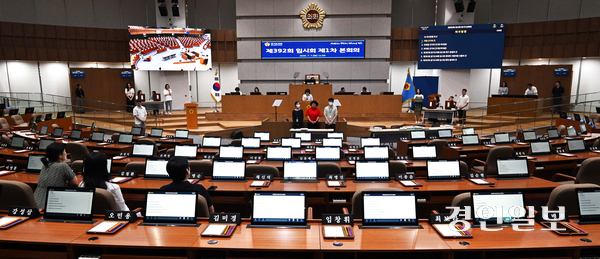 제12대 경기도의회 개원을 하루 앞둔 6일 경기도의회 본회의장에서 직원들이 투표기를 점검하고 있다. 2026.7.6 /최은성기자 ces7198@kyeongin.com