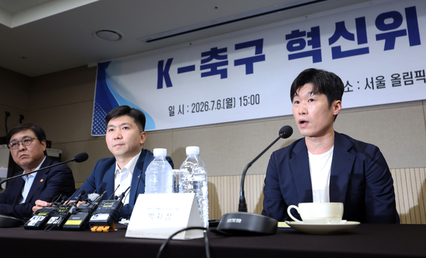 6일 서울 송파구 서울올림픽파크텔에서 열린 ‘K-축구혁신위원회’ 출범식에서 공동위원장인 박지성(오른쪽) 국제축구연맹 분과위원회 위원이 발언하고 있다. 2026.7.6 /연합뉴스
