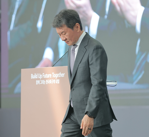 정몽규 대한축구협회장이 지난 4월 충남 천안 코리아풋볼파크에서 열린 공식 개관식에서 기념사를 마친 뒤 자리로 향하고 있다./연합뉴스