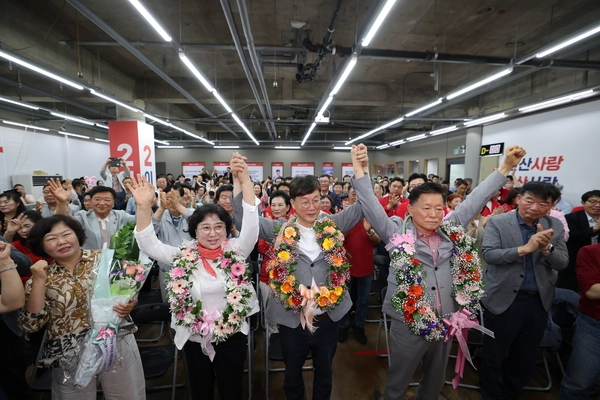 이민근 안산시장은 지난 6·3 제9회 전국동시지방선거 당선 순간을 가장 잊지 못할 순간으로 꼽았다. 그는 “시민 여러분의 선택과 신뢰를 다시 한번 확인한 만큼 민선 9기에도 초심을 잃지 않고 시민과 함께 더 좋은 안산을 만들겠다”며 “더 큰 책임감으로 시민의 기대에 부응하는 시정을 펼쳐 나가겠다”고 밝혔다. /안산시 제공