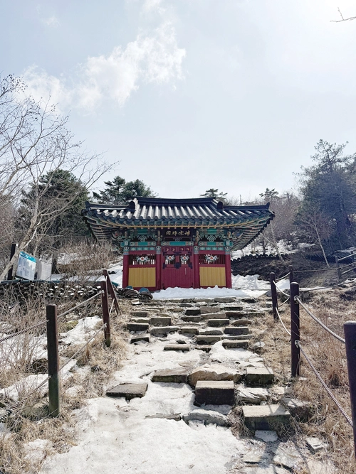 지난 4월 아직 눈이 녹지 않은 태백산 천제단 아래 단종비각. /최초원기자 choicho1@kyeongin.com