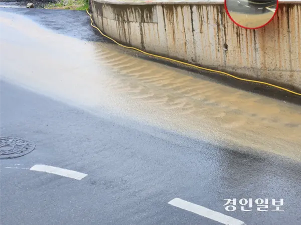 6일 경기도 내 한 공사 현장에 빗물에 씻긴 토사물이 도로로 흘러가고 있다. /김형욱기자 uk@kyeongin.com