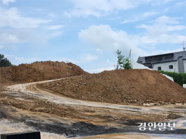 6일 경기도 내 한 공사 현장에 토사가 쌓여있다./김형욱기자 uk@kyeongin.com