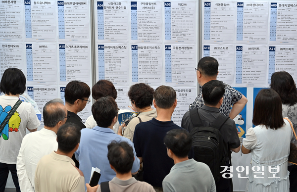 인천시가 7일 시청 중앙홀에서 개최한 ‘2026 인천 일자리 한마당’에서 구직자들이 참여 업체의 채용 공고 게시판을 살피고 있다. 2026.7.7 /김용국기자 yong@kyeongin.com