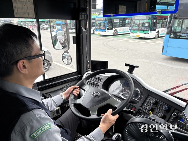 화성도시공사는 장거리 노선을 운행하는 희망버스 30대에 안면인식 AI 졸음방지 시스템 설치, 본격적인 운영에 들어갔다. 2026.7.6 화성/신창윤기자 shincy21@kyeongin.com