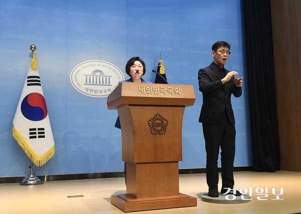 더불어민주당 국민소통위원회 위원장인 김현 의원이 7일 국회 소통관에서 이날부터 시행된 개정 정보통신망법과 관련해 기자회견을 하고 있다. 2026.7.7 /김우성기자 wskim@kyeongin.com