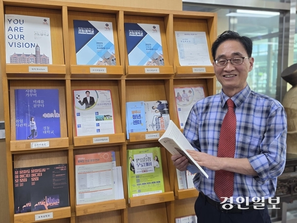 유호명 한북문화탐구 대표가 현재 근무 중인 경동대학교 양주메트로폴캠퍼스에서 경기 북부 지역사 관련 서적들을 소개하고 있다. 양주/최재훈기자 cjh@kyeongin.com