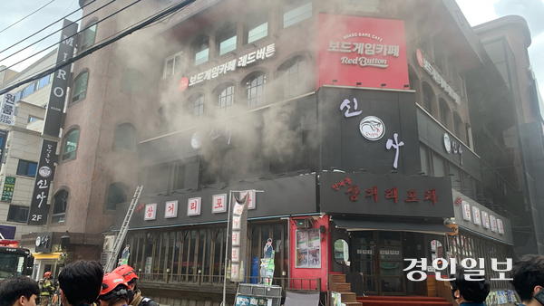 수원시 팔달구의 한 음식점에서 불이 나 소방당국이 진화 중이다. 2026.7.7 /유혜연기자 pi@kyeongin.com
