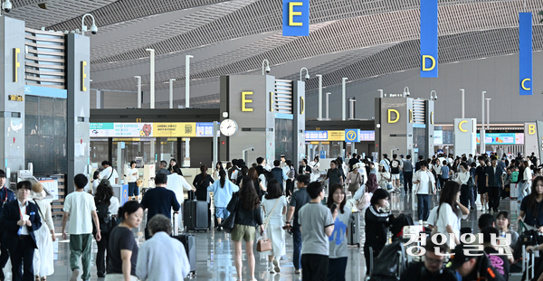 인천국제공항 이용객 10억명을 달성한 7일 여행객들로 여객터미널이 붐비고 있다. 2026.7.7 /조재현기자 jhc@kyeongin.com