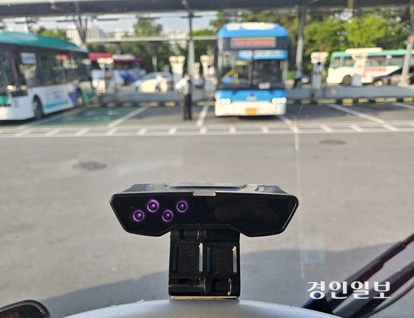 화성도시공사는 최근 장거리 노선을 운행하는 희망버스 30대에 안면인식 AI 졸음방지 시스템 설치를 마치고 본격적인 운영에 들어갔다. 차량 내부에 설치된 AI 카메라. 2026.7.6 화성/신창윤기자 shincy21@kyeongin.com