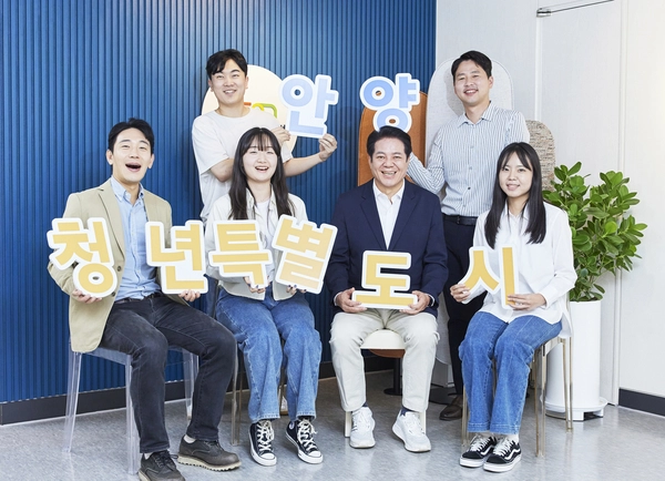 ‘청년특별도시 안양’을 기치로 내건 최대호 안양시장은 수시로 청년들과 소통하며 청년들이 스스로 미래의 주역으로 나설 수 있도록 지원을 아끼지 않고 있다. 그는 특히 안양의 미래를 “미래를 꿈꾸는 청년들이 찾아오고, 안정적으로 정착해 가정을 꾸리고, 아이를 낳고 키우면서 평생 행복을 찾아갈 수 있는 도시”라고 강조한다. 사진은 민선 8기 1주년을 앞둔 2023년 6월 청년들과 소통한 뒤 찍은 기념사진. /안양시 제공