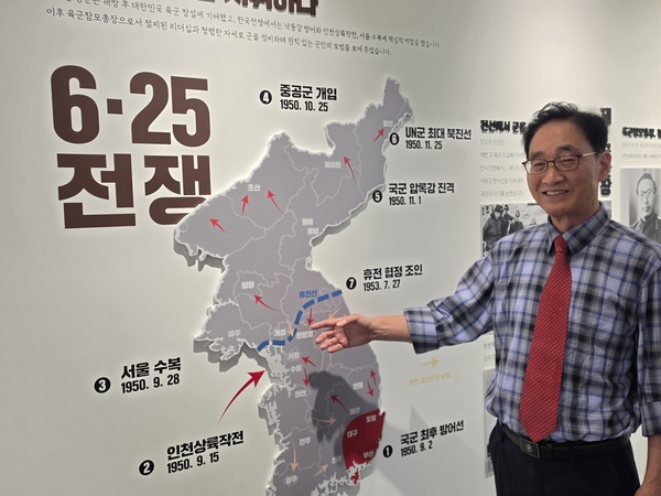 유호명 한북문화탐구 대표가 7일 경동대학교 양주메트로폴캠퍼스 청사기념관에서 경기 북부 지역사에 대해 설명하고 있다. 유 대표는 “지역사 연구를 통해 경기북부 주민들의 정체성과 자부심을 돋우고 싶다”고 말했다. 2026.7.7 양주/최재훈기자 cjh@kyeongin.com