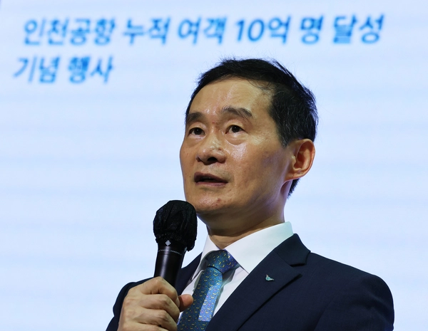인천국제공항이 25년만에 누적여객 10억명을 달성한 가운데 7일 인천 영종구 인천국제공항 제2여객터미널 그레이트홀에서 열린 ‘인천공항 누적여객 10억명 달성 기념식’에 참석한 김범호 인천국제공항공사 사장 직무대행이 기념사를 하고 있다. 2026.7.7 /조재현기자 jhc@kyeongin.com