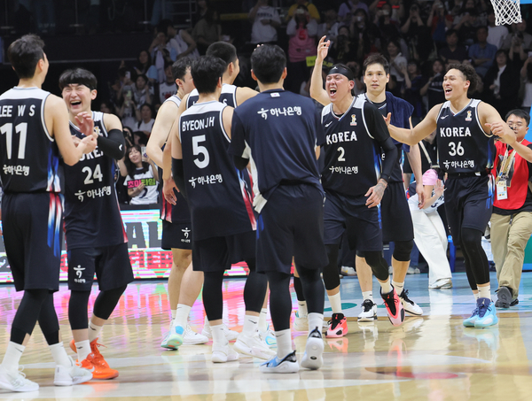 지난 6일 고양 소노아레나에서 열린 2027 FIBA 월드컵 아시아 예선 1라운드 최종 6차전 일본과의 경기에서 승리한 한국 대표팀 선수들이 기뻐하고 있다. 2026.7.6 /연합뉴스