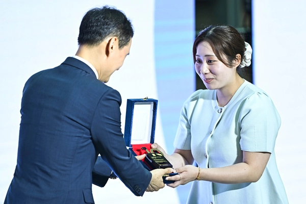 인천공항이 누적 여객 10억명을 달성한 7일 인천국제공항 제2여객터미널에서 김범호(왼쪽) 인천국제공항공사 사장직무대행이 10억 번째 여행객인 하라 아야카(일본)에게 기념패를 전달하고 있다. 2026.7.7 /조재현기자 jhc@kyeongin.com