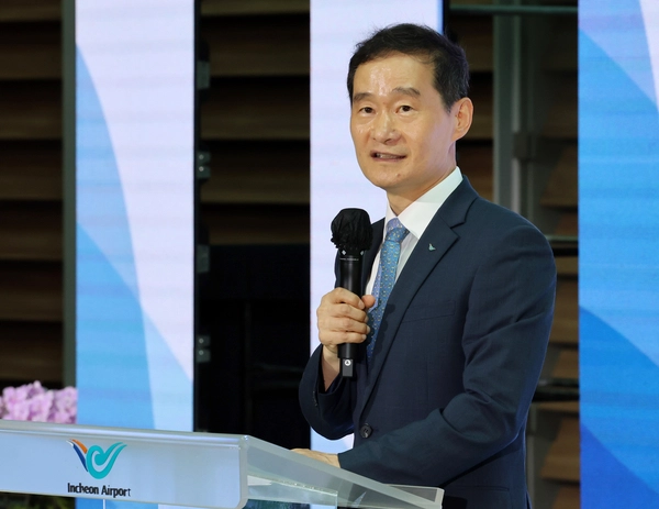 인천국제공항이 25년만에 누적여객 10억명을 달성한 가운데 7일 인천 영종구 인천국제공항 제2여객터미널 그레이트홀에서 열린 ‘인천공항 누적여객 10억명 달성 기념식’에 참석한 김범호 인천국제공항공사 사장 직무대행이 기념사를 하고 있다. 2026.7.7 /조재현기자 jhc@kyeongin.com