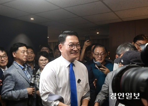 송영길 의원이 더불어민주당 당대표 출마선언을 마치고 지지자들에 둘러싸여 퇴장하고 있다. 2026.7.8 /김우성기자 wskim@kyeongin.com